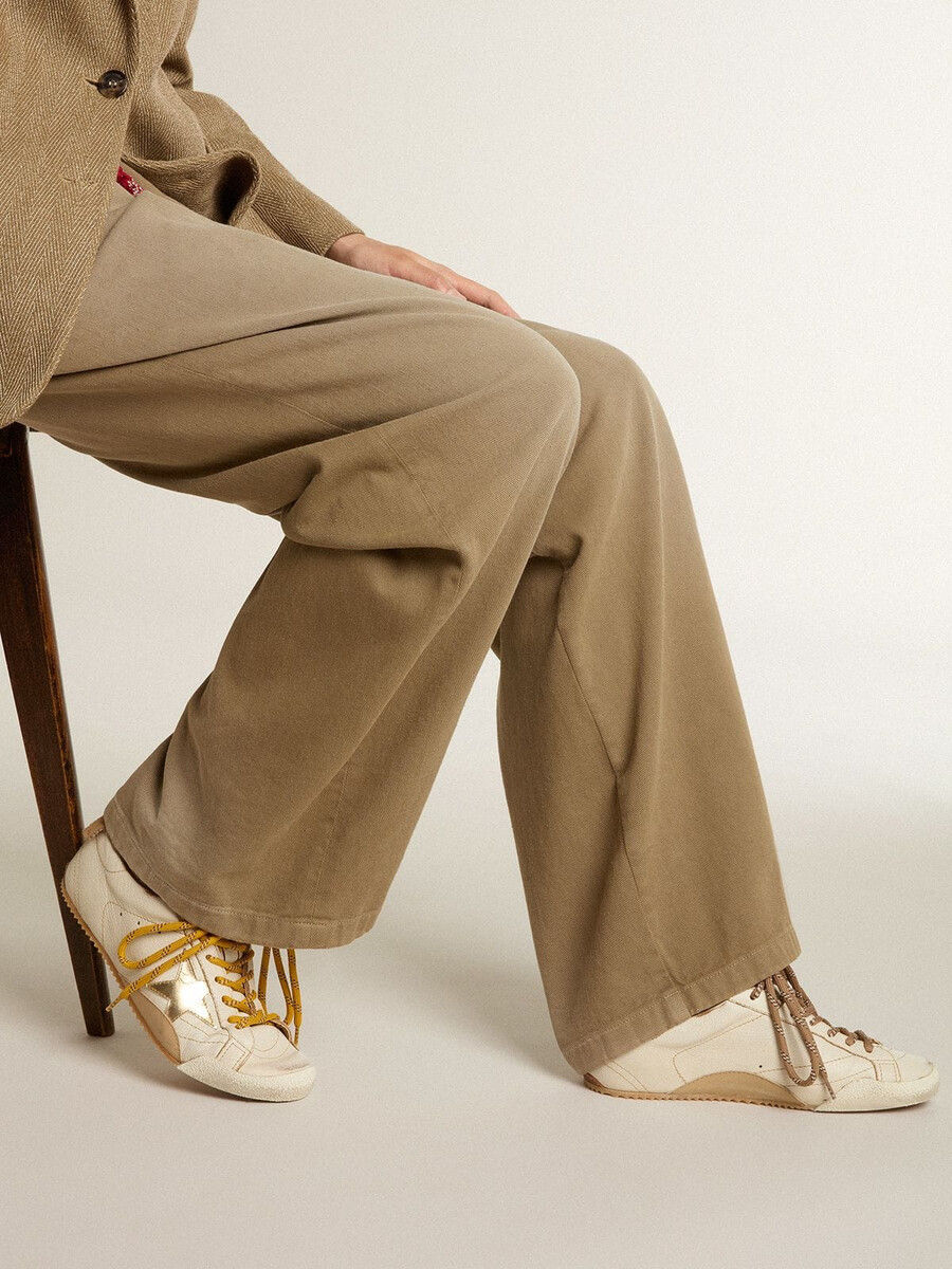 dames true-star in wit nappaleer met gouden ster en beige suède hielstuk.