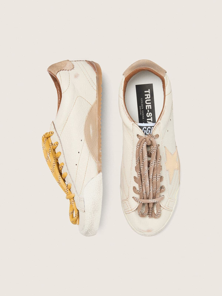 dames true-star in wit nappaleer met gouden ster en beige suède hielstuk.