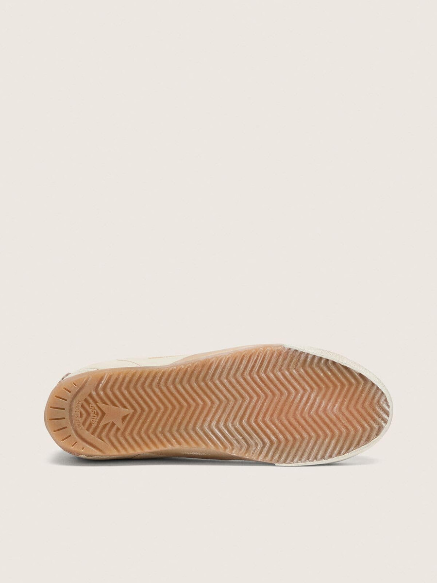 dames true-star in wit nappaleer met gouden ster en beige suède hielstuk.