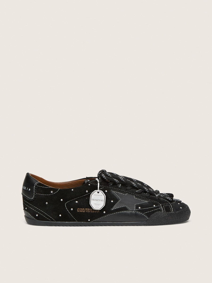 dames true-star in zwart suède met swarovski-kristallen en een zwarte leren ster.