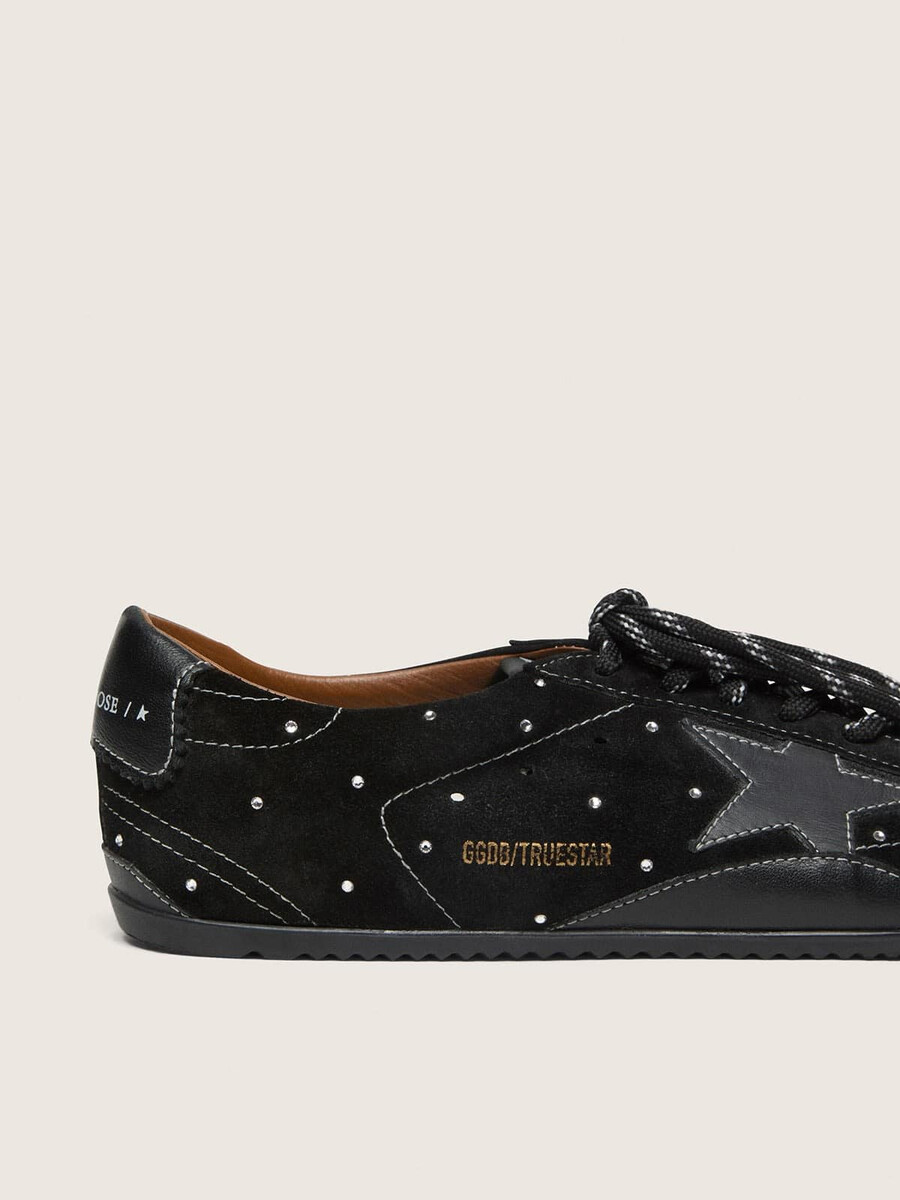 dames true-star in zwart suède met swarovski-kristallen en een zwarte leren ster.