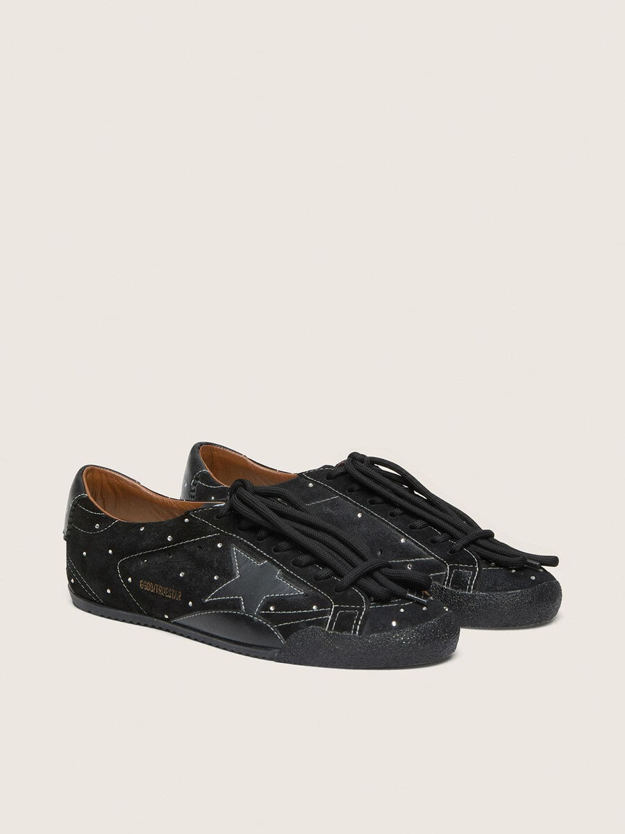 dames true-star in zwart suède met swarovski-kristallen en een zwarte leren ster.