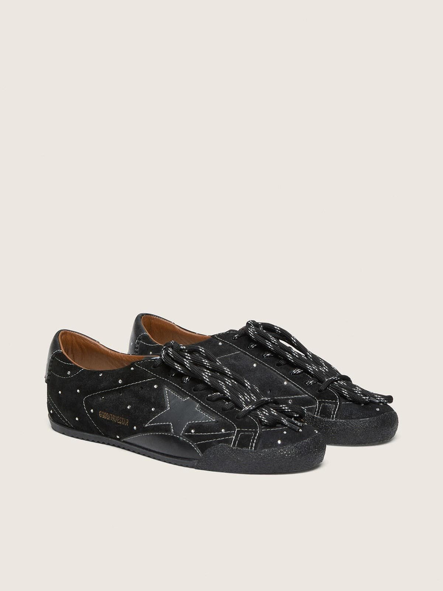 dames true-star in zwart suède met swarovski-kristallen en een zwarte leren ster.
