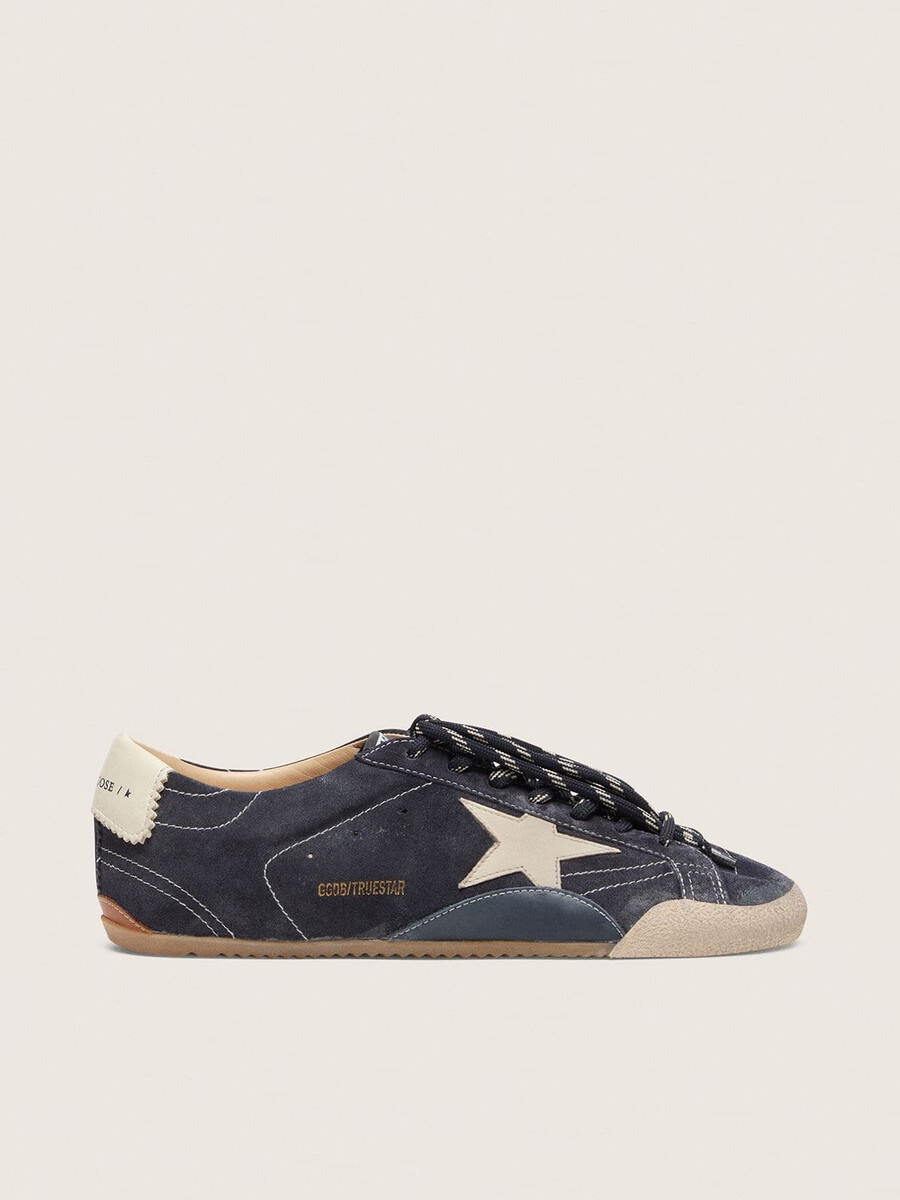 dames true-star in donkerblauw suède met witte nappa leren ster en hielstuk.
