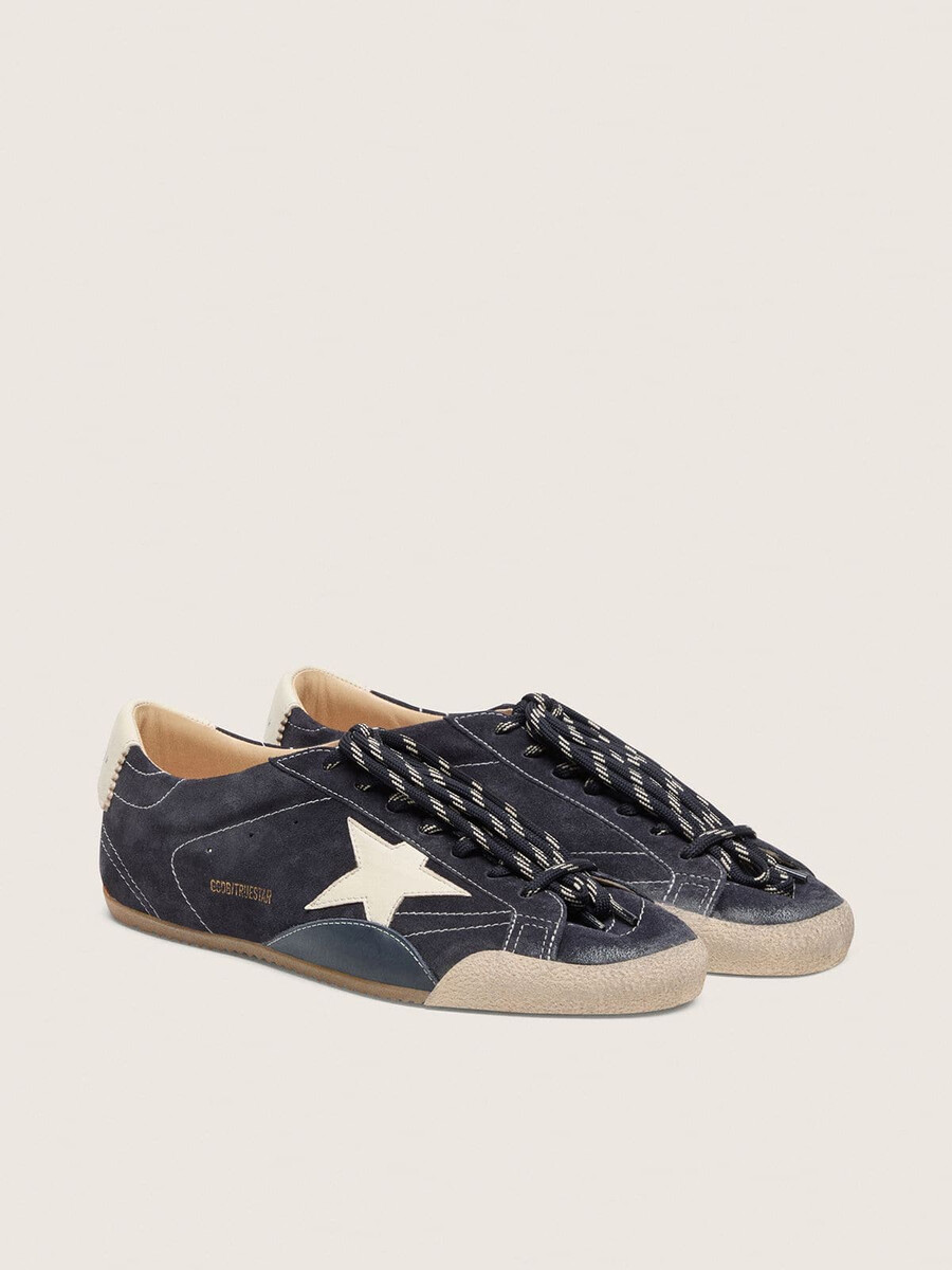 dames true-star in donkerblauw suède met witte nappa leren ster en hielstuk.