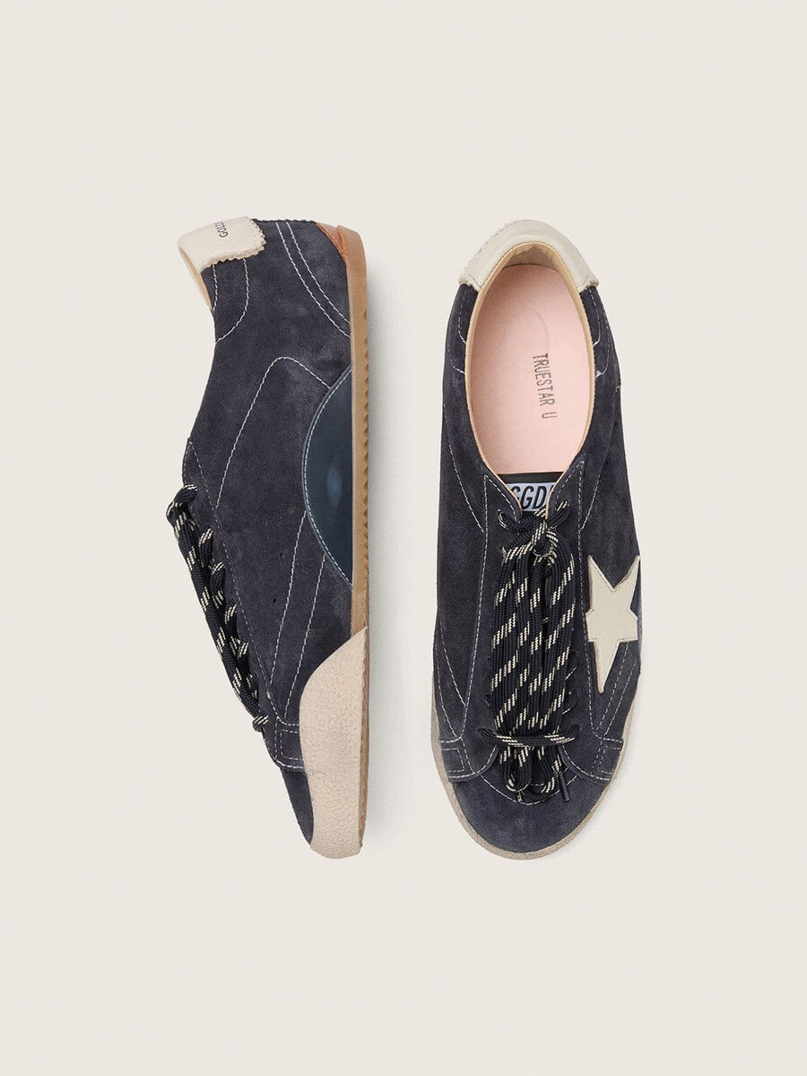 dames true-star in donkerblauw suède met witte nappa leren ster en hielstuk.