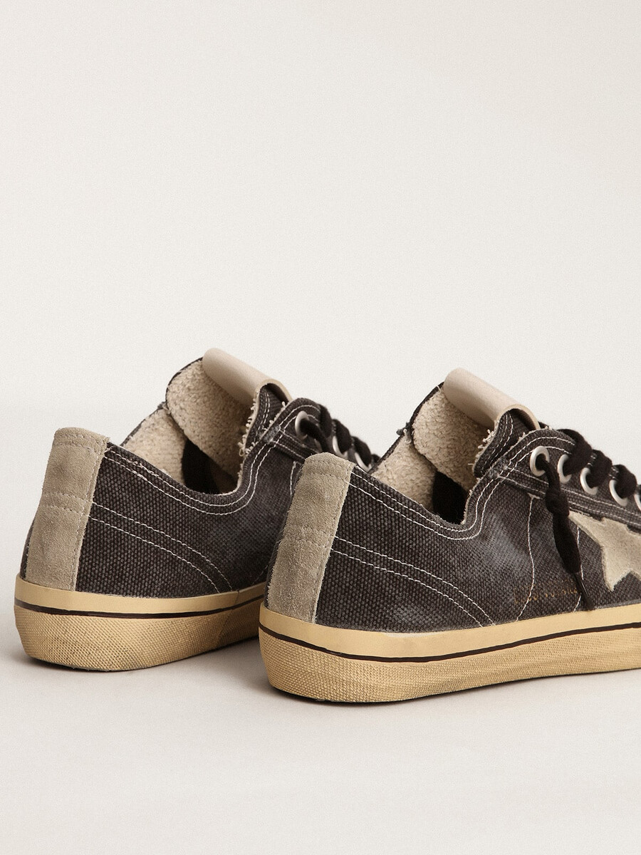 heren v-star in zwart canvas met ijsgrijze ster en hak.