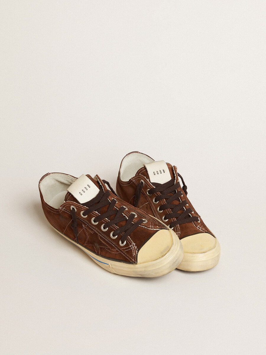 herensneakers van v-star ltd in donkerbruin suède met een ton-sur-ton ster.