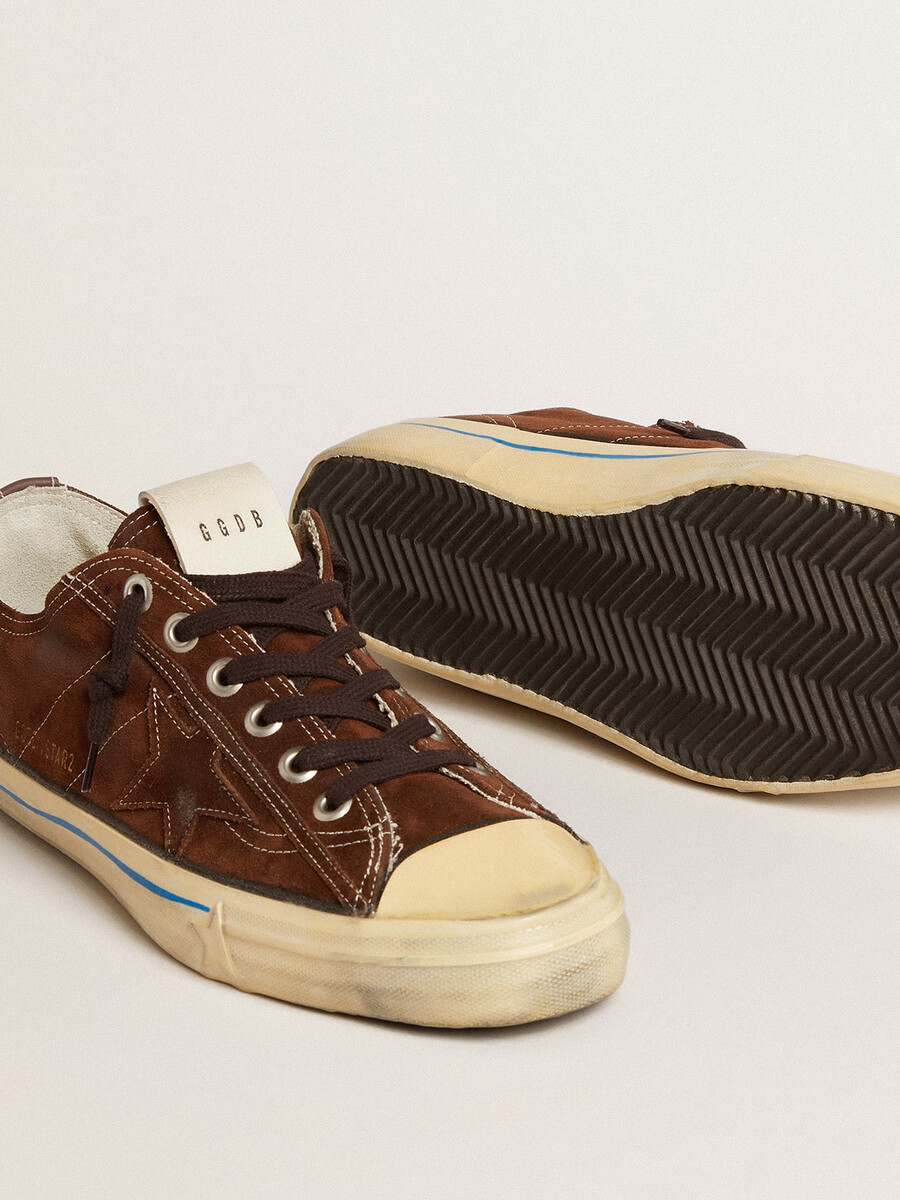 herensneakers van v-star ltd in donkerbruin suède met een ton-sur-ton ster.