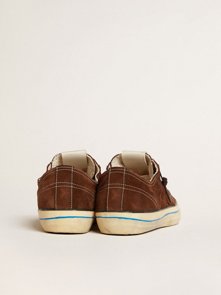 herensneakers van v-star ltd in donkerbruin suède met een ton-sur-ton ster.