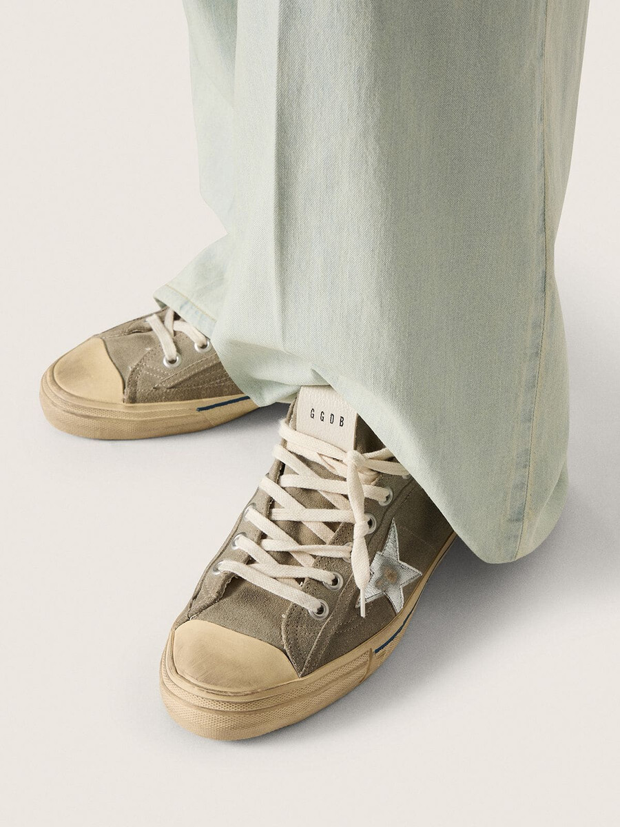 heren v-star in duifgrijs suède met zilverkleurige metallic leren ster