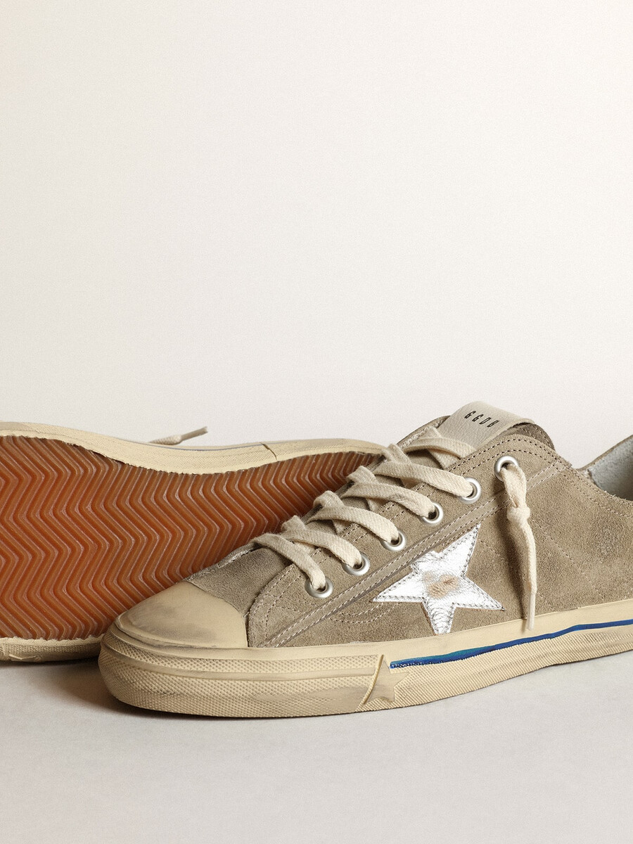 heren v-star in duifgrijs suède met zilverkleurige metallic leren ster