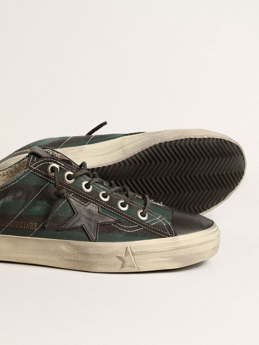 heren v-star in zwart en groen gestreept canvas met zwarte leren ster en neus.