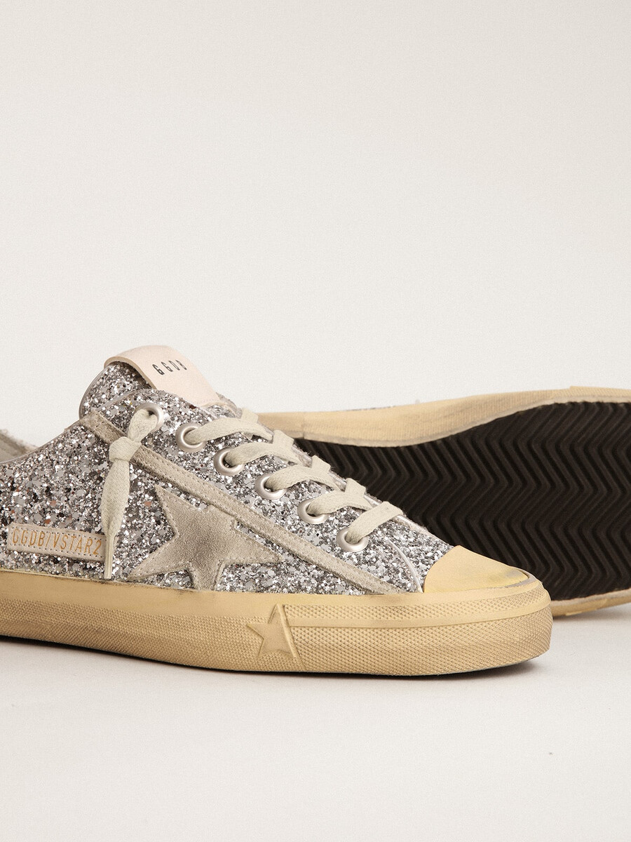 dames v-star in zilverkleurige glitter met ijsgrijze suède ster