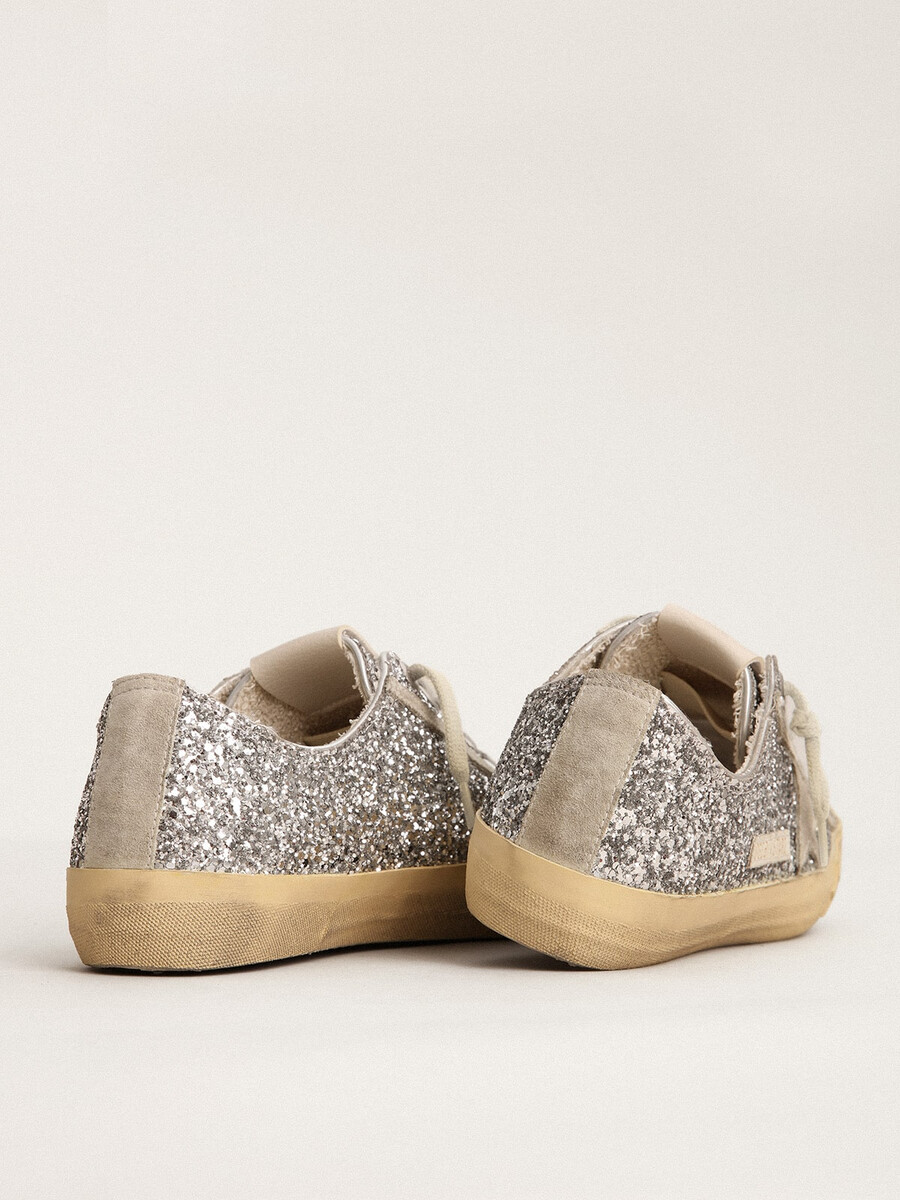dames v-star in zilverkleurige glitter met ijsgrijze suède ster