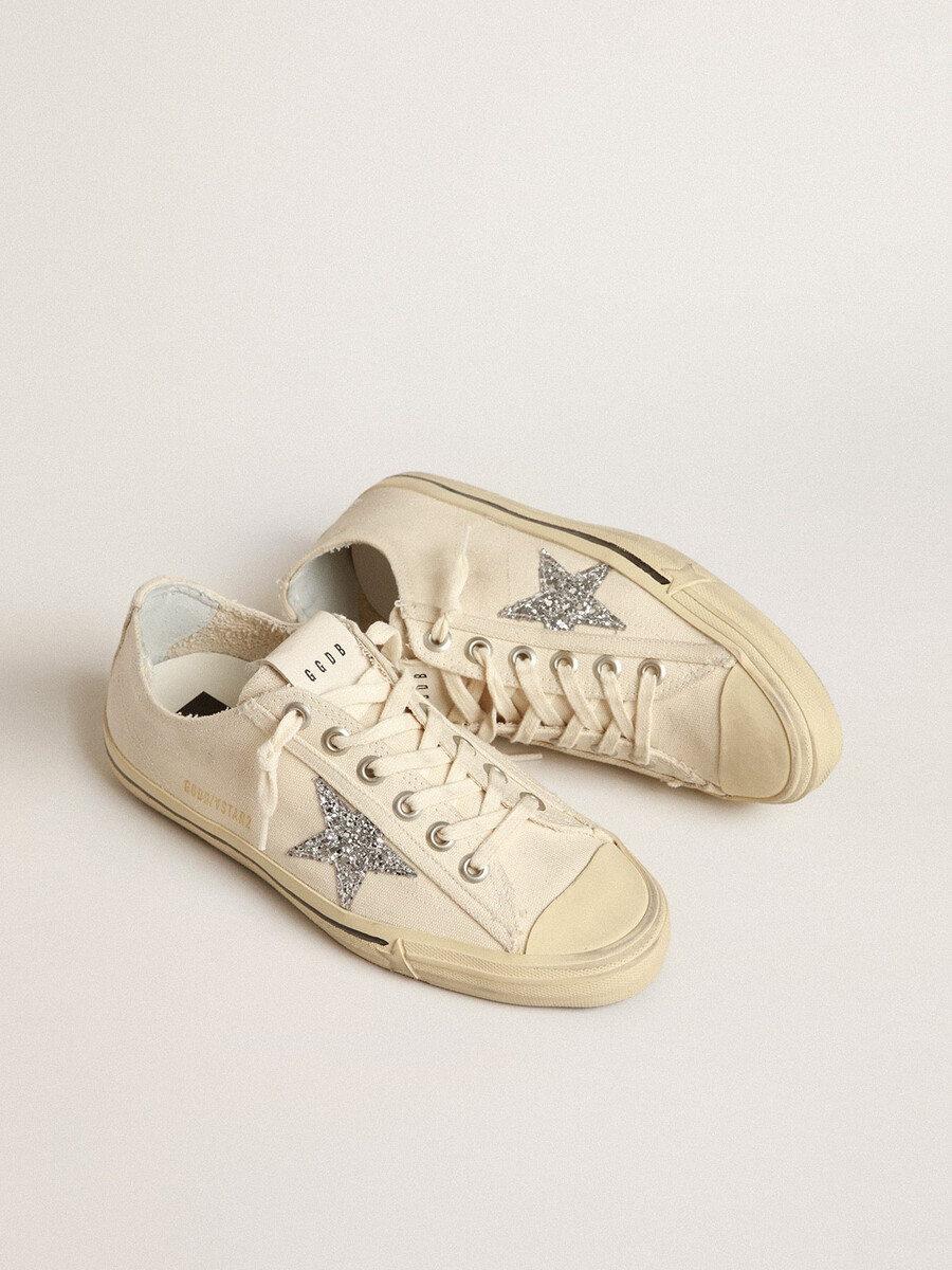 v-ster in beige canvas met een zilveren glitterster.