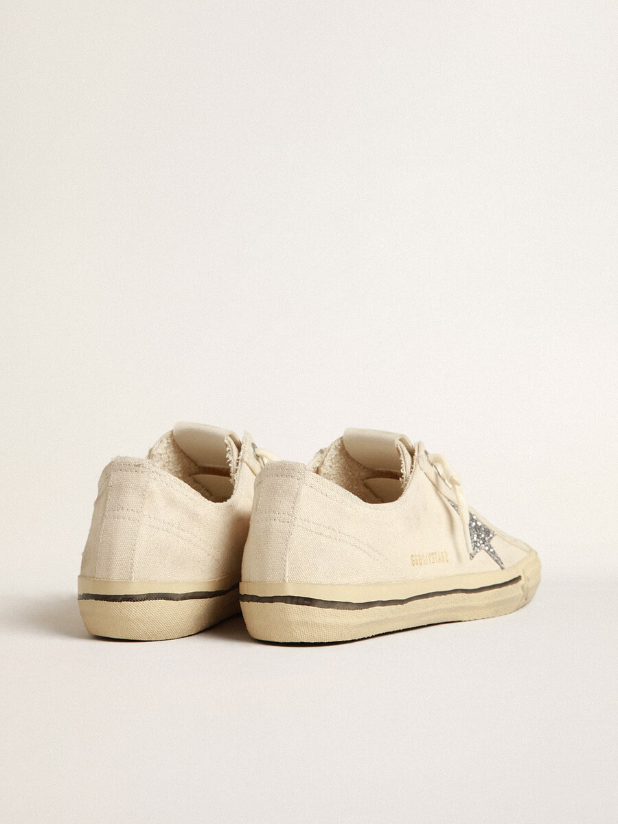 v-ster in beige canvas met een zilveren glitterster.
