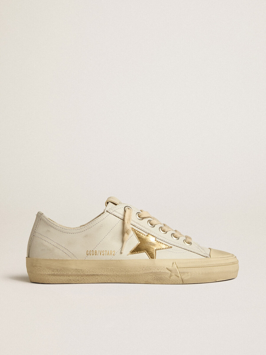 v-star in wit leer met een gouden metallic leren ster.