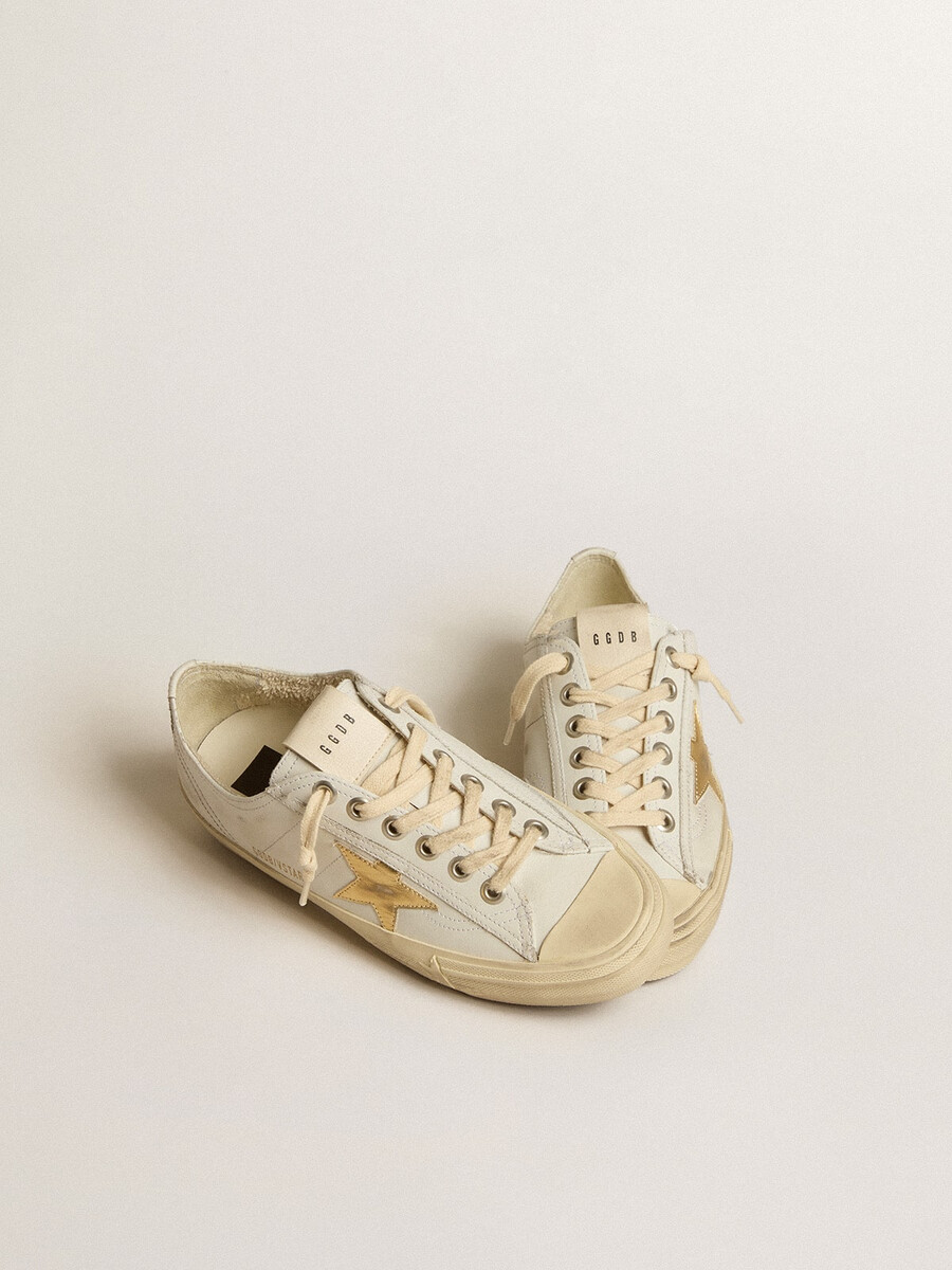 v-star in wit leer met een gouden metallic leren ster.