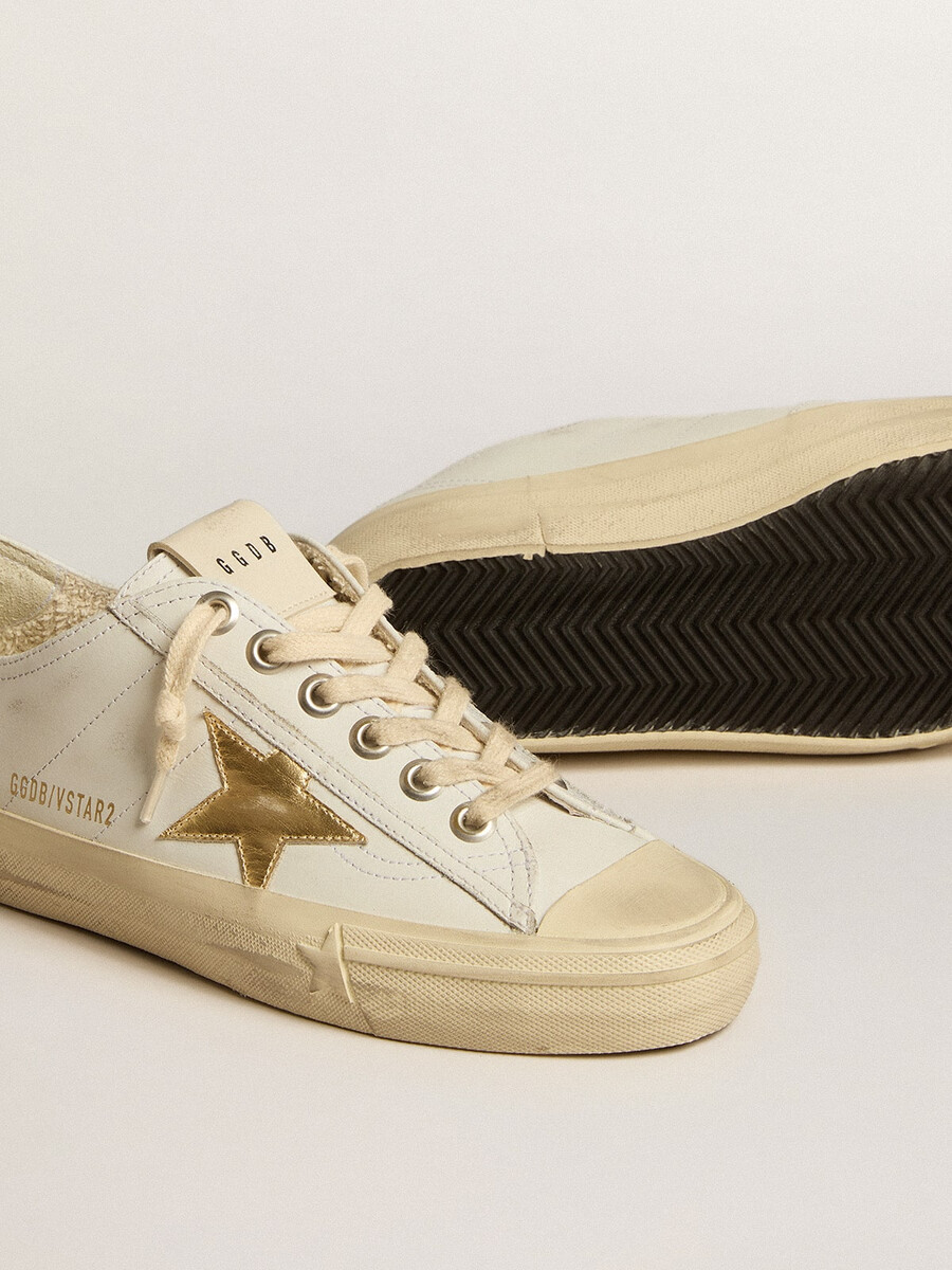 v-star in wit leer met een gouden metallic leren ster.