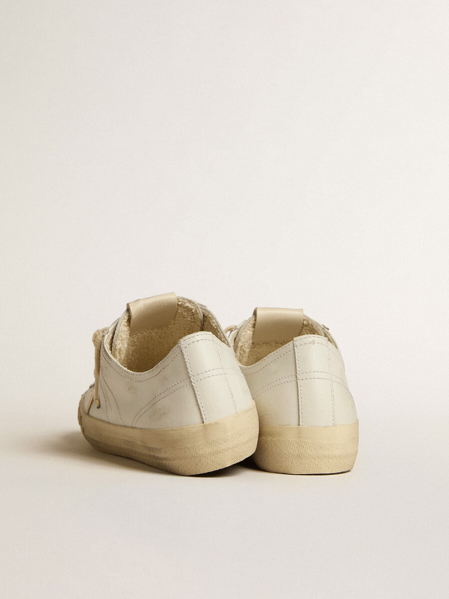 v-star in wit leer met een gouden metallic leren ster.