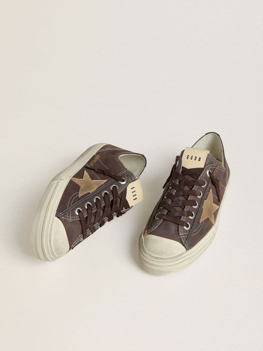 dames v-star in bruin nubuck met tabakskleurige suède ster