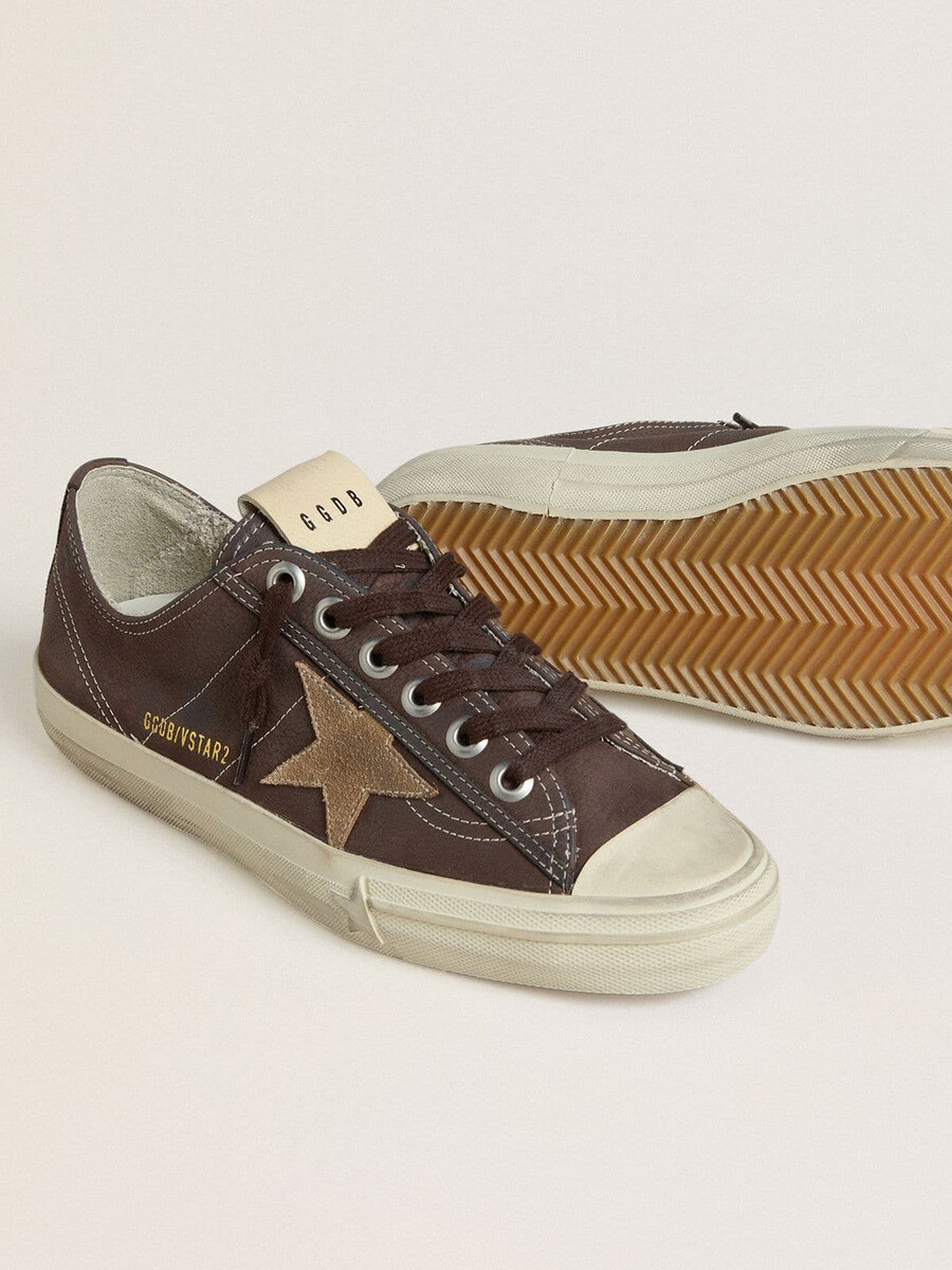 dames v-star in bruin nubuck met tabakskleurige suède ster