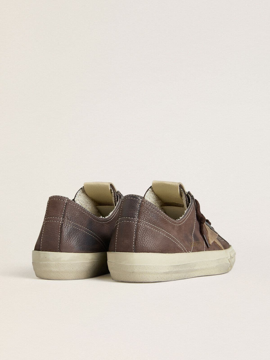 dames v-star in bruin nubuck met tabakskleurige suède ster