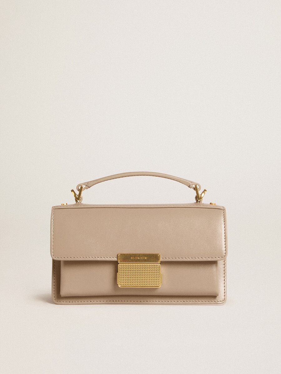 kleine venezia-tas van beige geribbeld leer met gouden details.