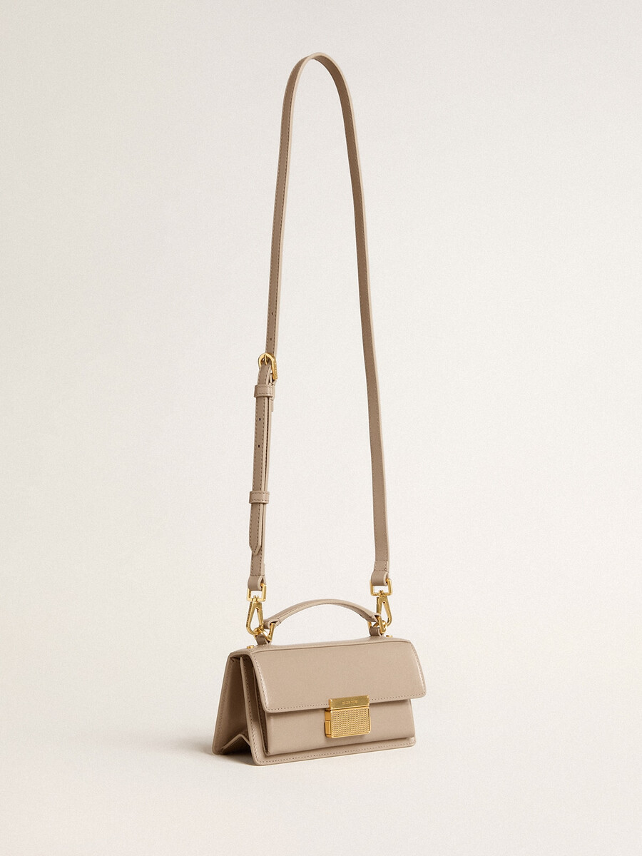 kleine venezia-tas van beige geribbeld leer met gouden details.