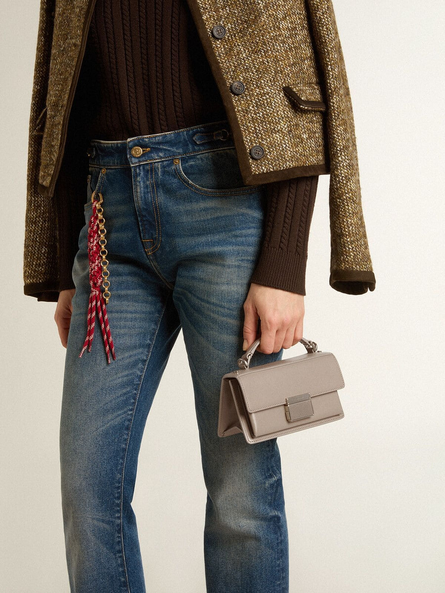 kleine venezia-tas van beige geribbeld leer met gouden details.