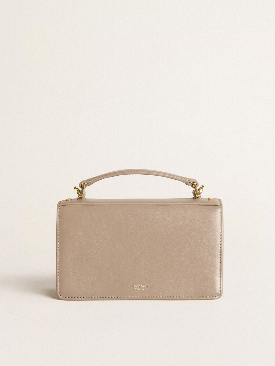 kleine venezia-tas van beige geribbeld leer met gouden details.
