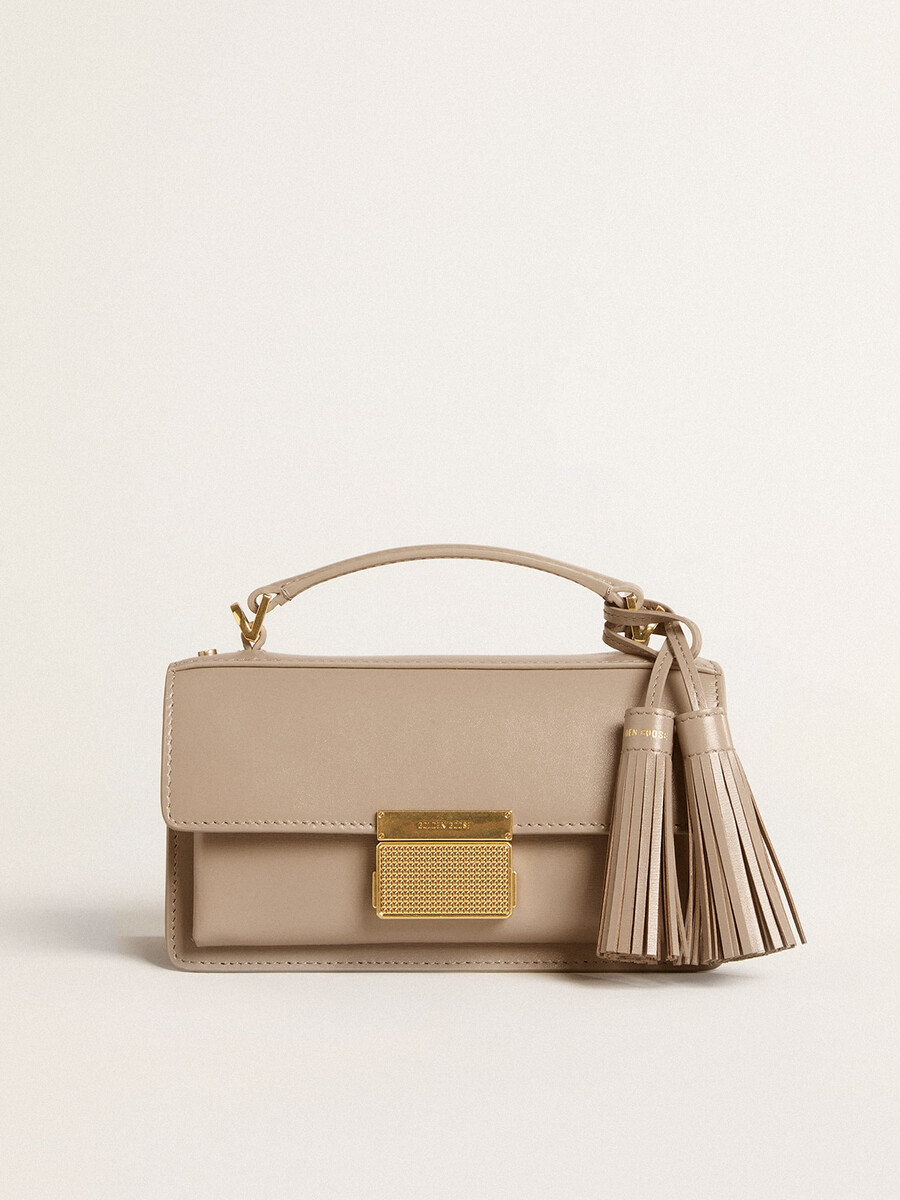 kleine venezia-tas van beige geribbeld leer met gouden details.