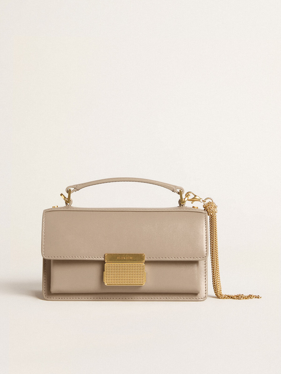 kleine venezia-tas van beige geribbeld leer met gouden details.