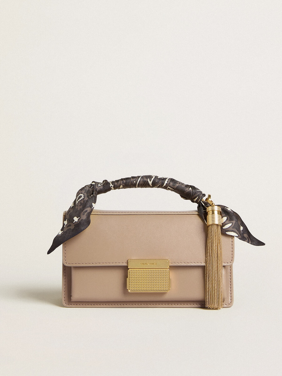 kleine venezia-tas van beige geribbeld leer met gouden details.