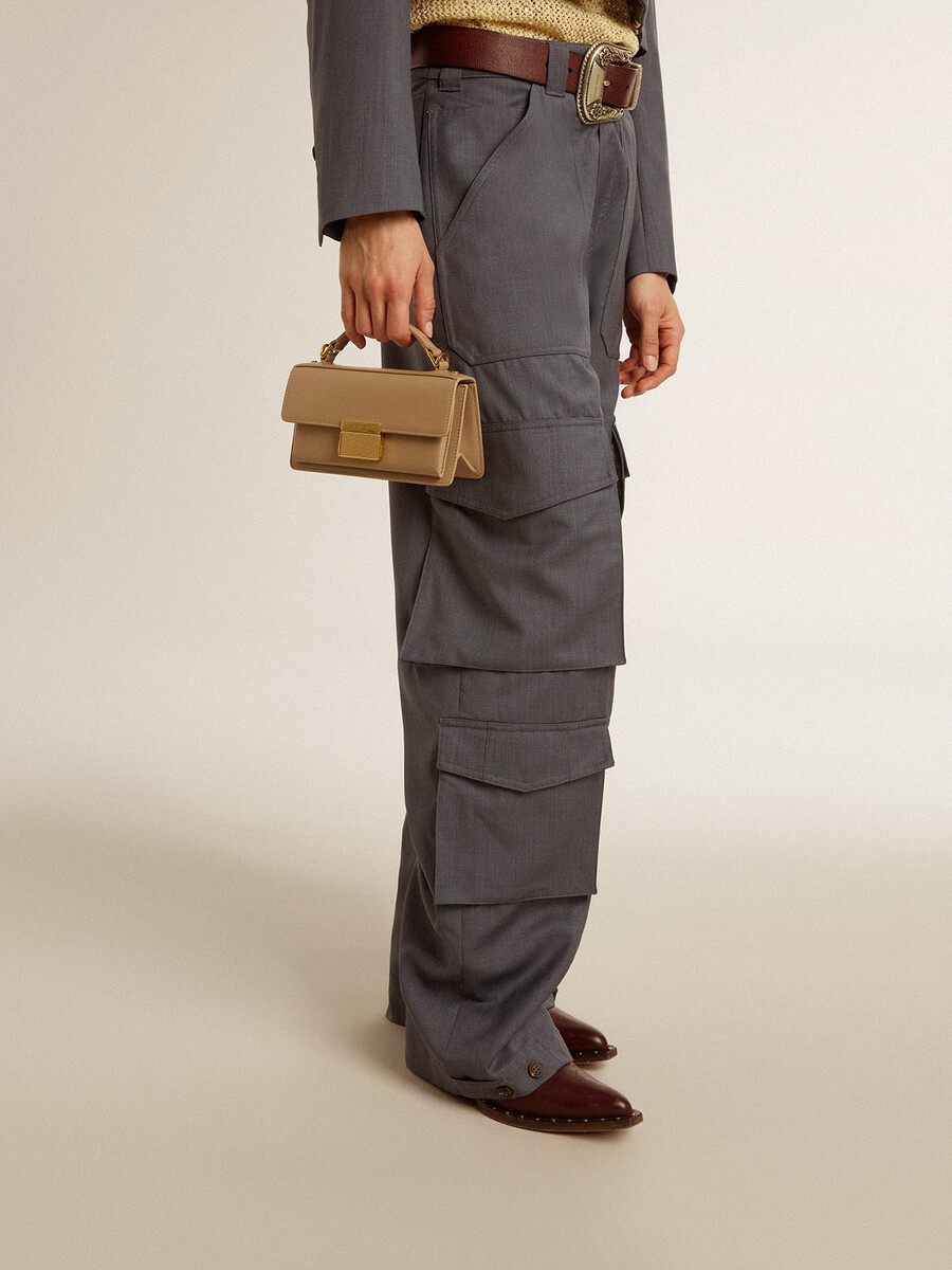 kleine venezia-tas van beige geribbeld leer met gouden details.