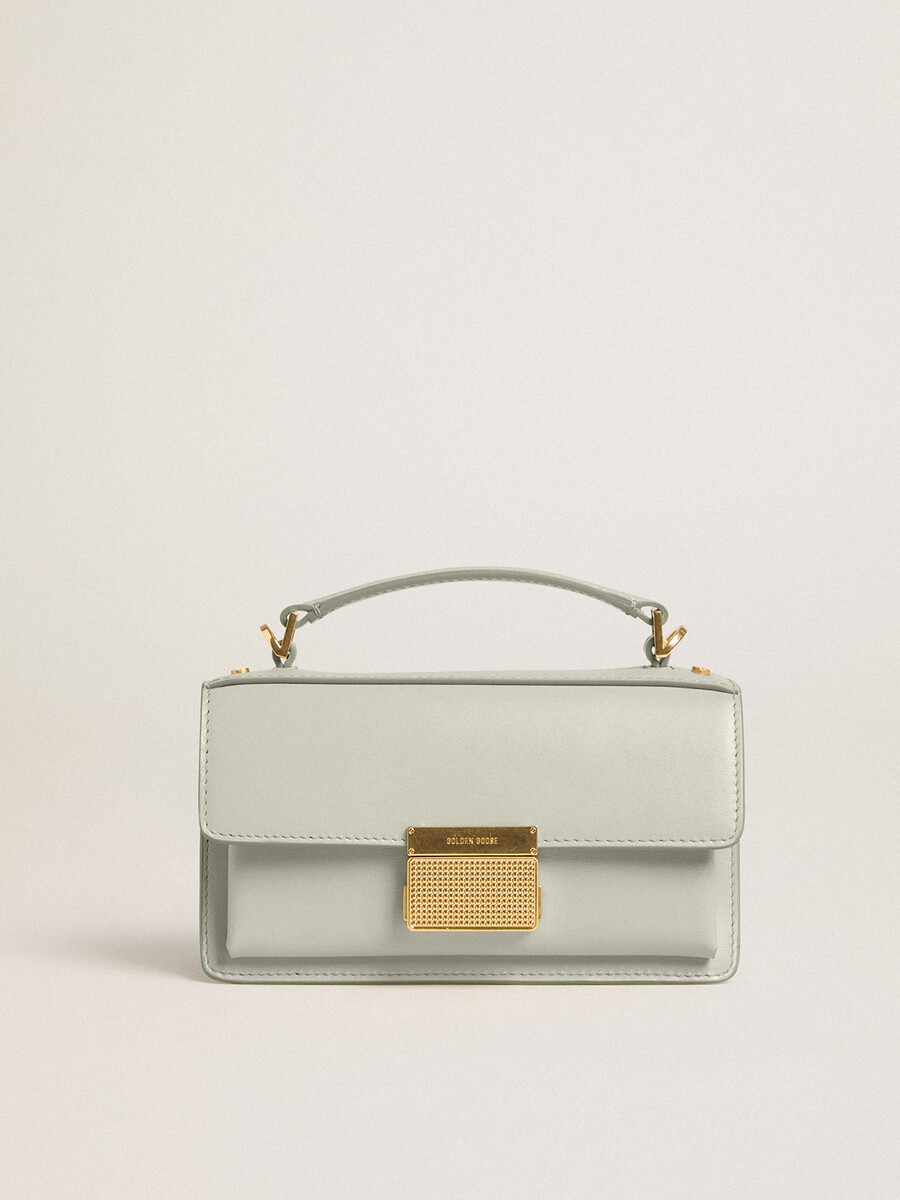 kleine venezia-tas van mineraalgrijs geribbeld leer met gouden details.