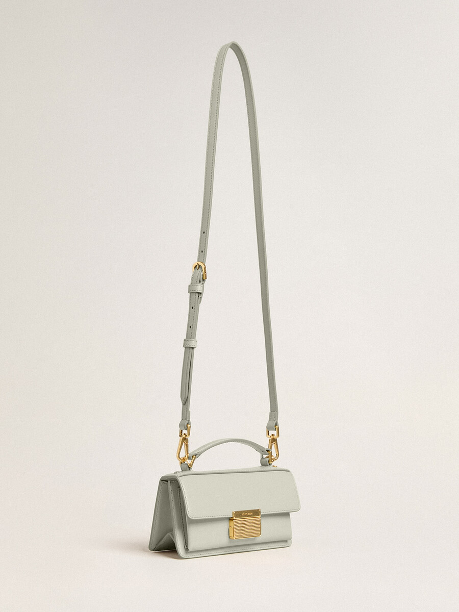 kleine venezia-tas van mineraalgrijs geribbeld leer met gouden details.