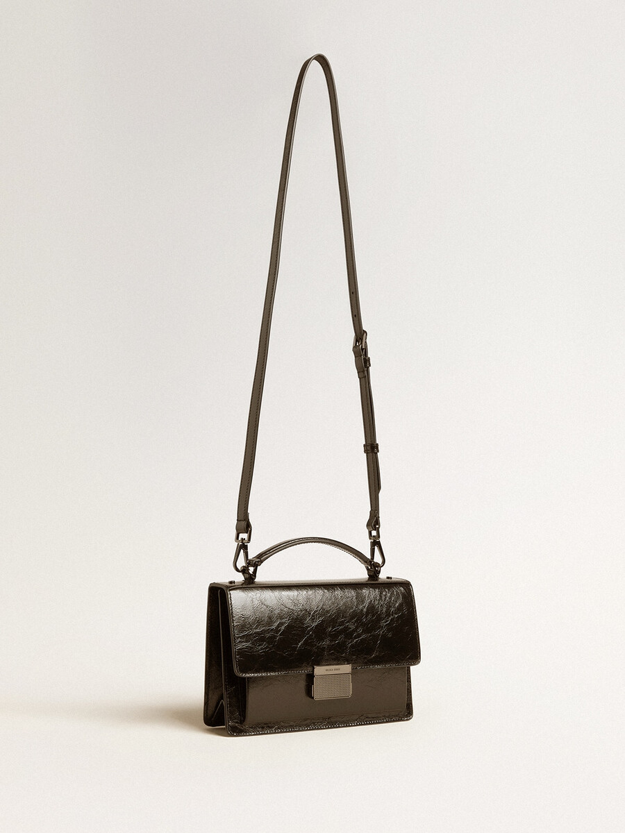 venezia-tas van zwart metallic leer met zwarte details.