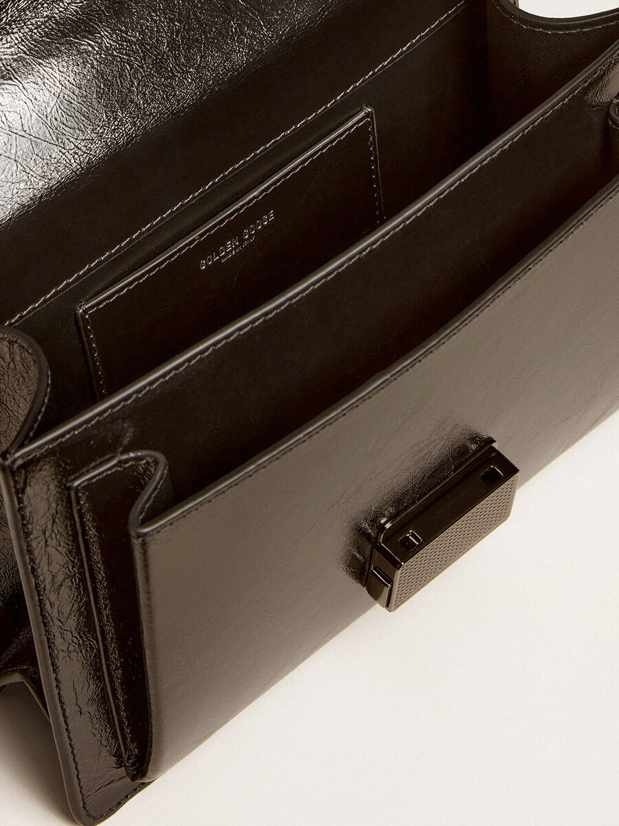 venezia-tas van zwart metallic leer met zwarte details.