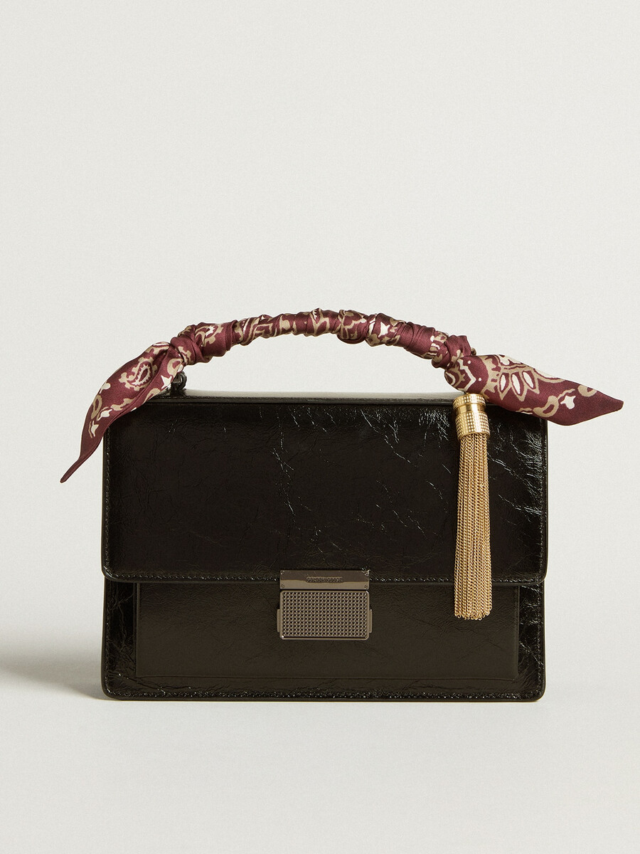 venezia-tas van zwart metallic leer met zwarte details.