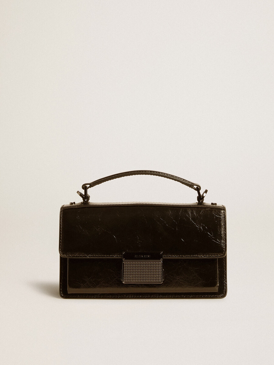 kleine venezia-tas van zwart metallic leer met zwarte details.