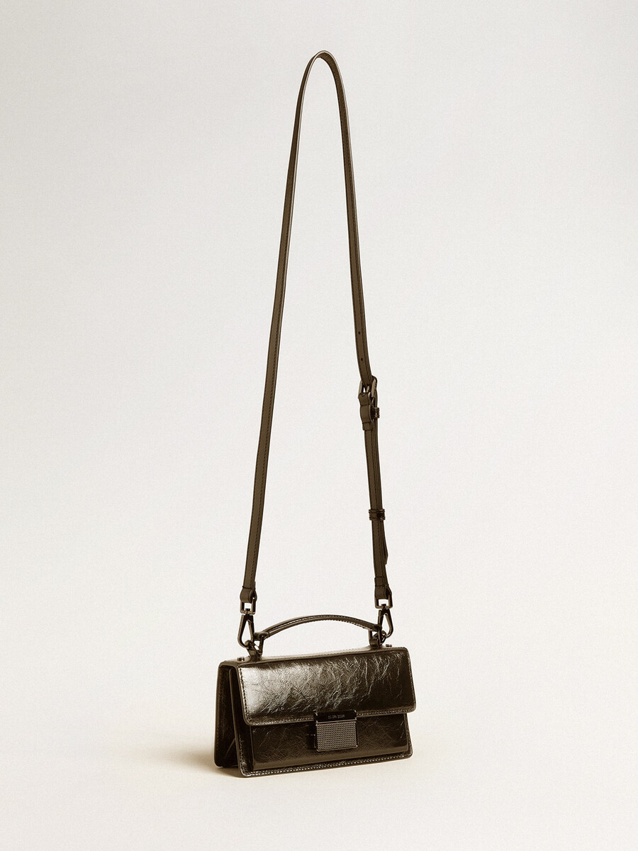 kleine venezia-tas van zwart metallic leer met zwarte details.