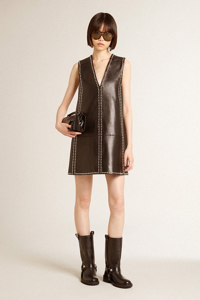 kleine venezia-tas van zwart metallic leer met zwarte details.