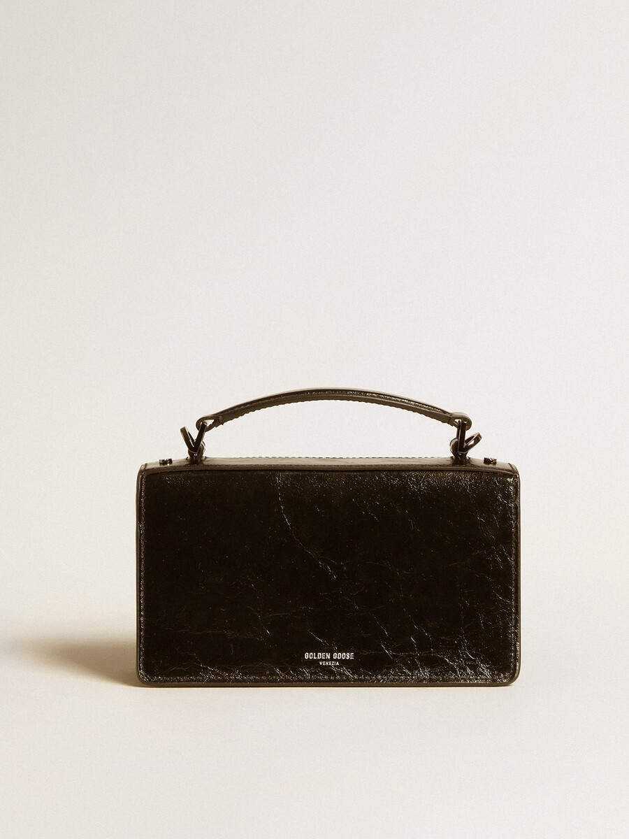 kleine venezia-tas van zwart metallic leer met zwarte details.