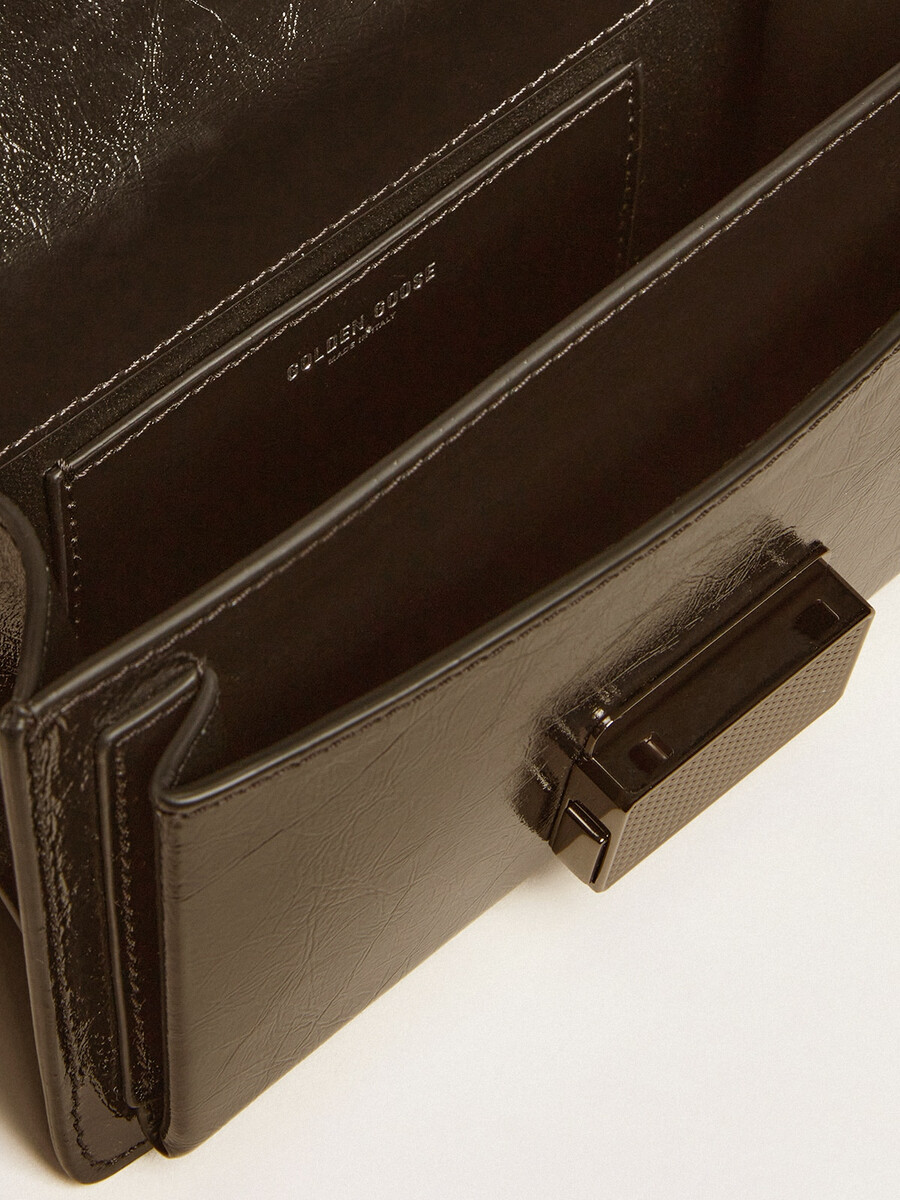 kleine venezia-tas van zwart metallic leer met zwarte details.