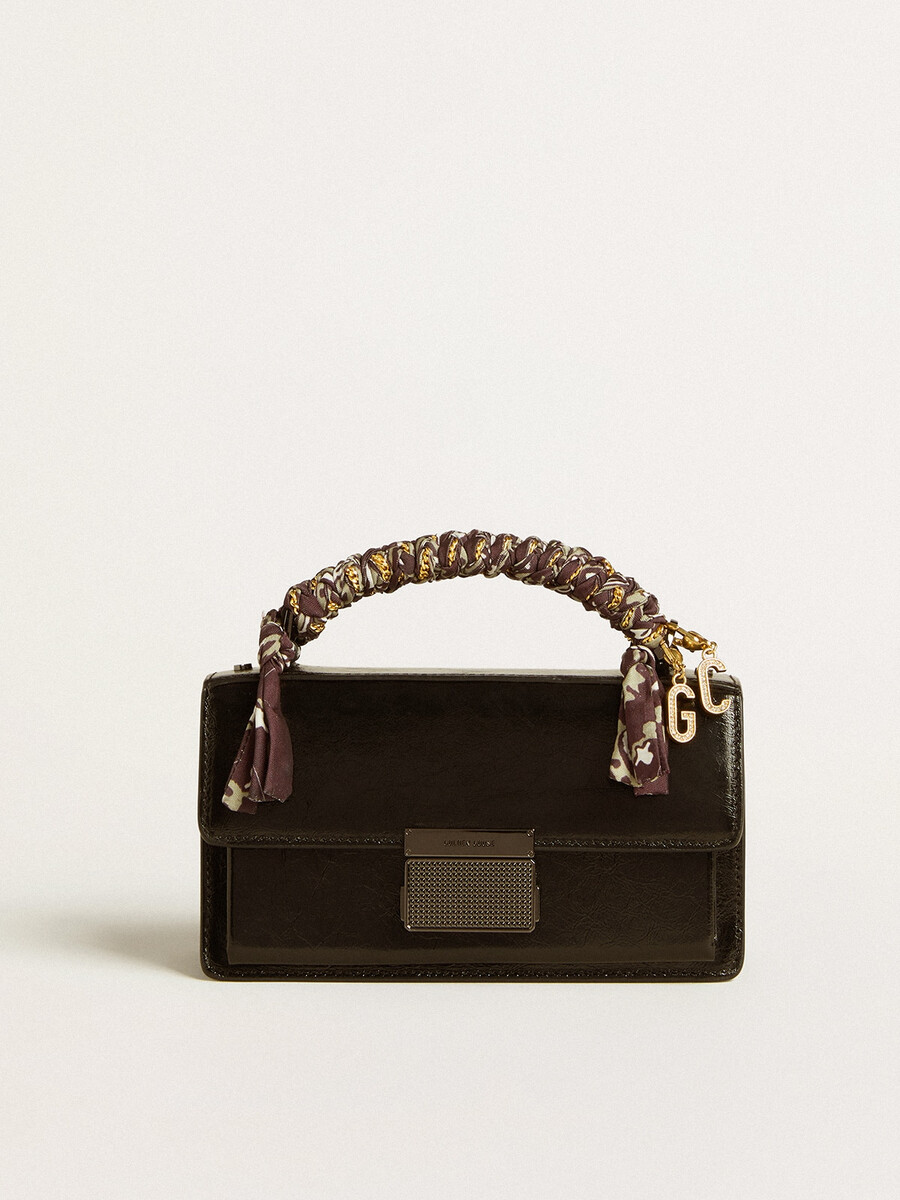 kleine venezia-tas van zwart metallic leer met zwarte details.