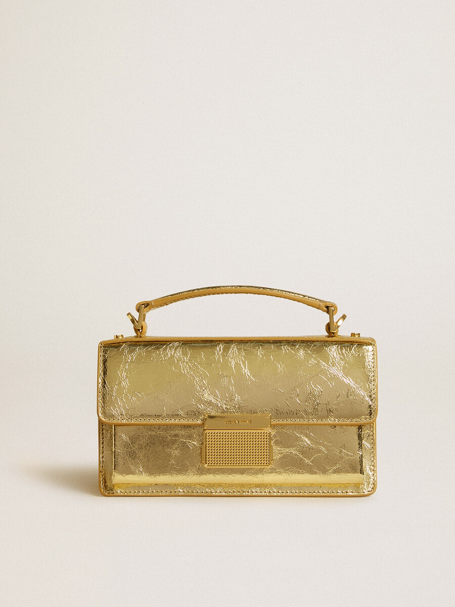 kleine venezia-tas van goudkleurig metallic leer met gouden details.
