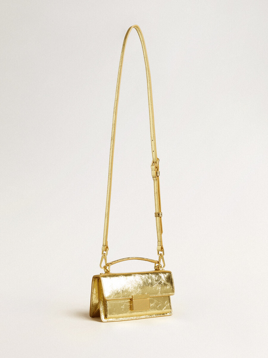kleine venezia-tas van goudkleurig metallic leer met gouden details.