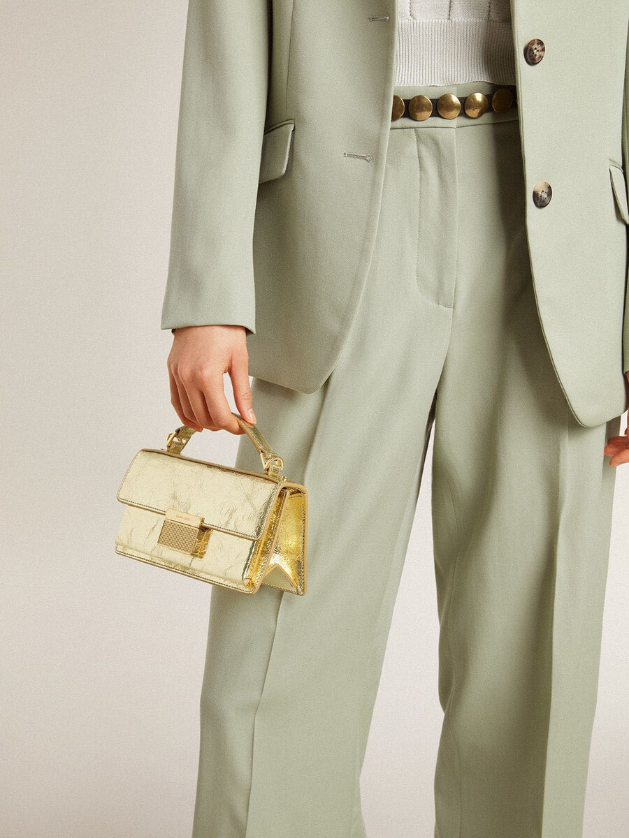 kleine venezia-tas van goudkleurig metallic leer met gouden details.